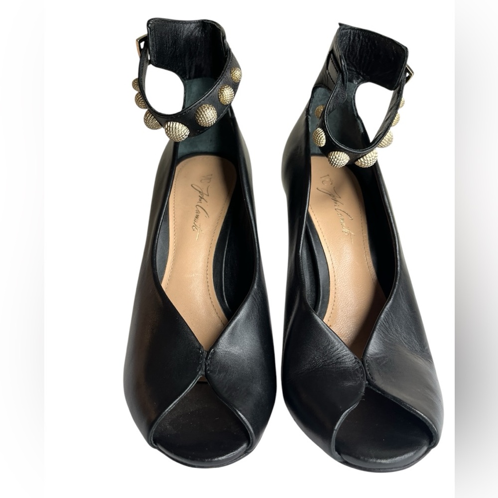 VC JOHN CAMUTO studded peep toe HEELS